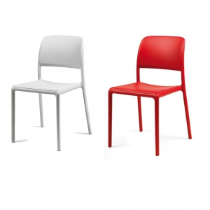 Chaise basse de cafétéria
