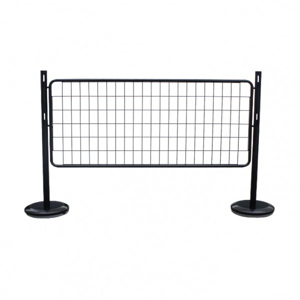 Poteau noir et barrière grille