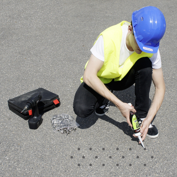 Installation des clous podotactiles