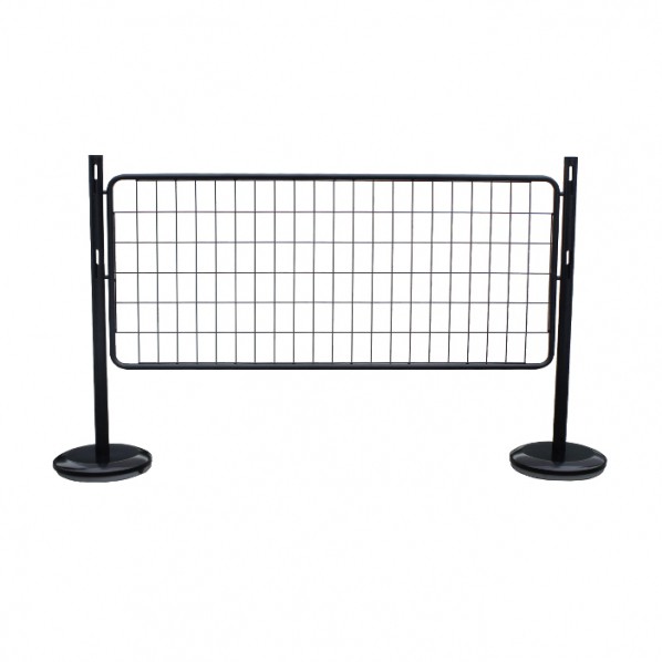 Poteau noir et barrière grille