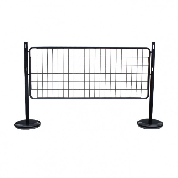 Poteau noir et barrière grille