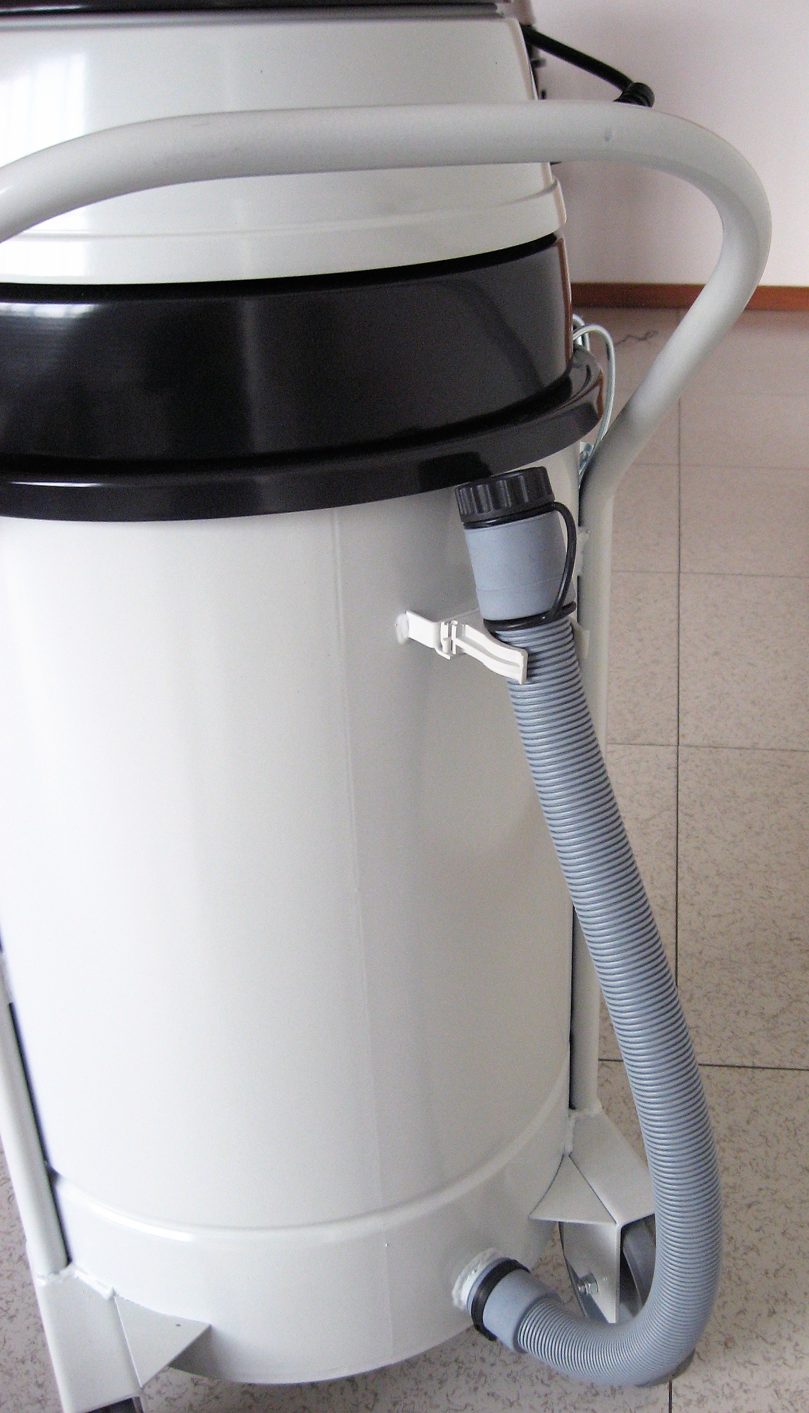 Aspirateur industriel 80L ? eau et poussiere