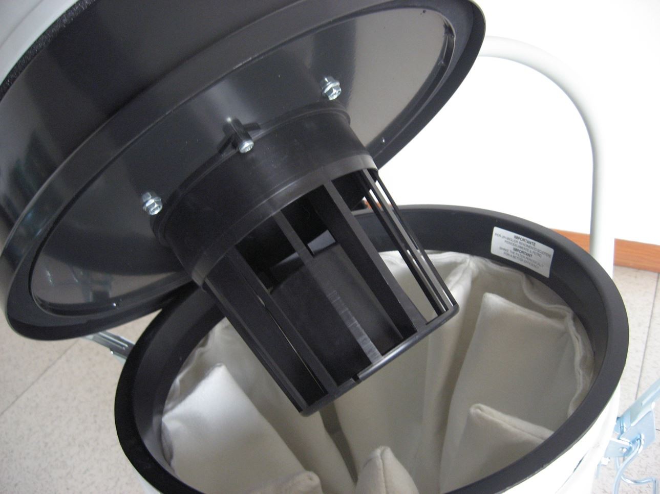 Aspirateur industriel 80L ? eau et poussiere